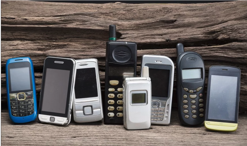 Сотовый телефон 2000. Сотовый Моторола 90-х. Первые мобильники. Старый телефон. Сотовые телефоны 2000-х годов.
