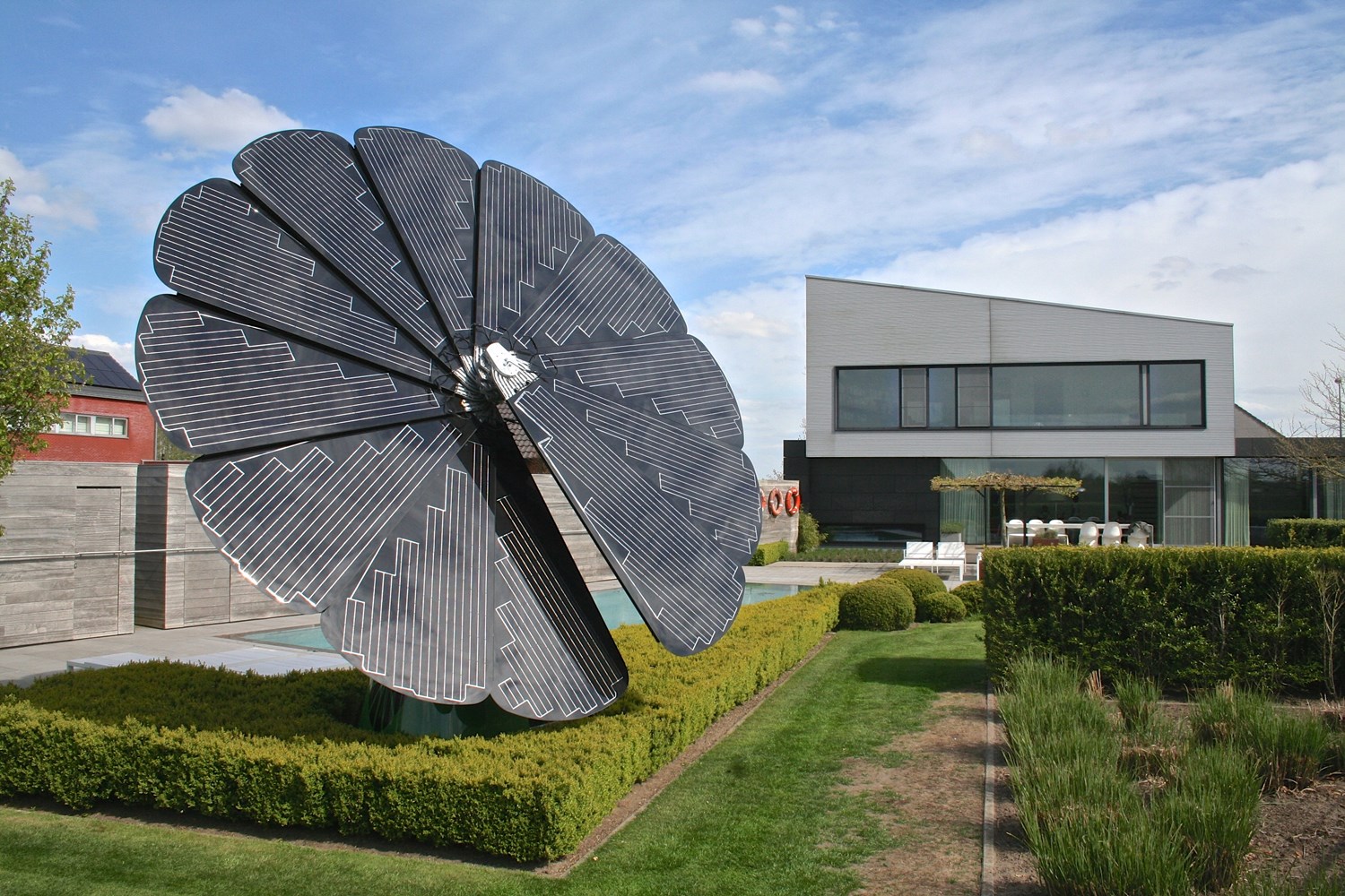 Самый большой объект солнечной. Smart Flower солнечные панели. Необычные солнечные панели. Солнечные батареи в архитектуре. Солнечные панели в архитектуре.