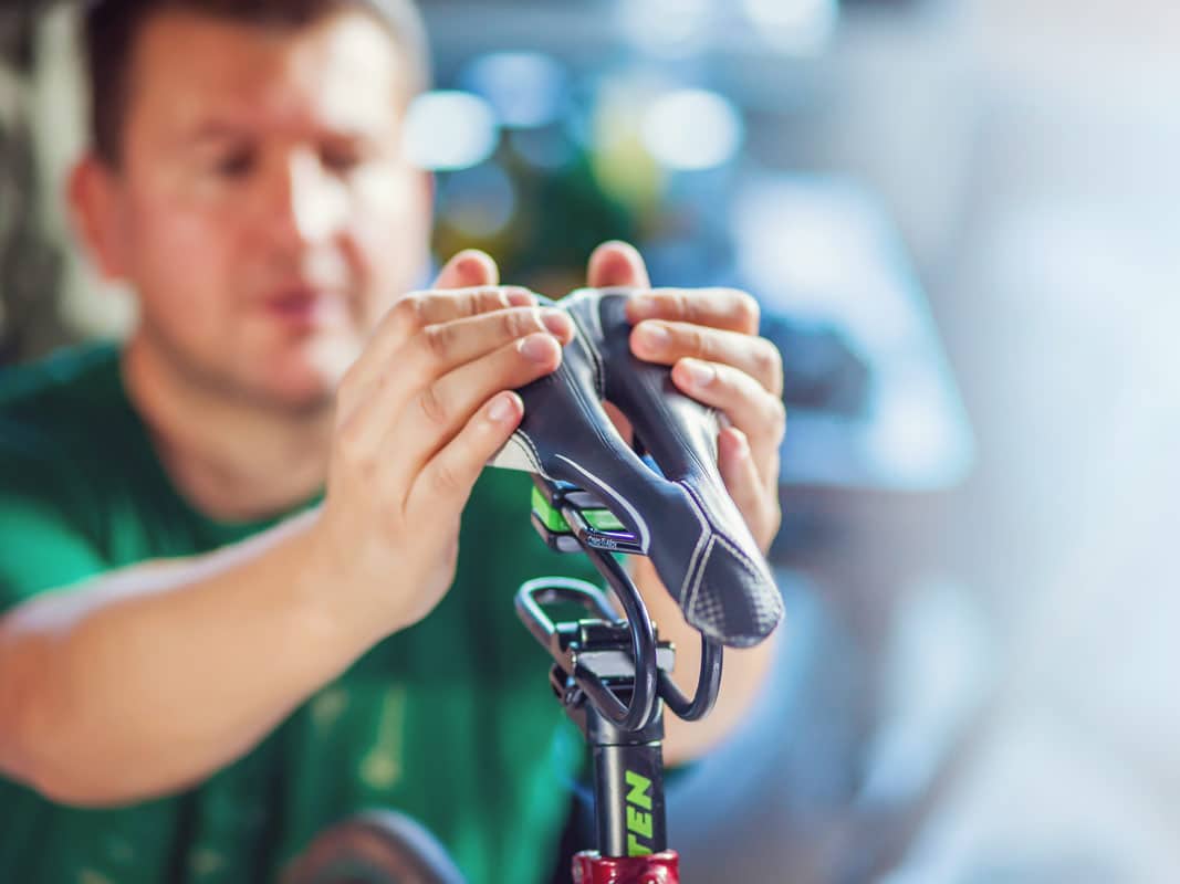 A person attaching the Rinsten spring onto the bicycle. Image via Rinsten